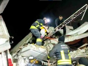 Masal Bebek Enkaz Altından 44 Saat Sonra Sağ Çıkarıldı
