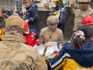 Diyarbakır’da Enkaz Altında Kalan Kadın 56 Saat Sonra Kurtarıldı