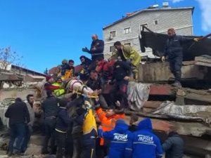 Ezine Belediyesi Arama Kurtarma Ekipleri, İki Vatandaşı Göçük Altından Sağ Olarak Kurtardı
