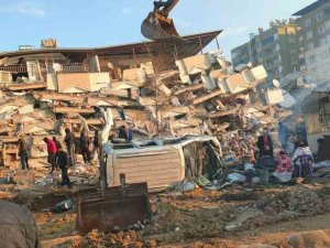 Kahramanmaraş’taki Enkazdan 3 Kişi Kurtarıldı
