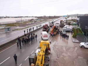 Yalova’dan Hatay’a 42 Ağır İş Makinesi Gönderildi