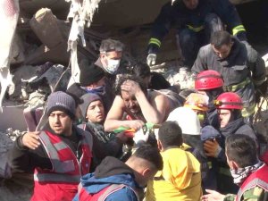 Hatay’da Enkazın Altındaki Baba 53 Saat Sonra Kurtarıldı, 3 Çocuğu Hayatını Kaybetti