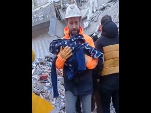Hakkari’den Giden Ekipler Biri Bebek 9 Kişiyi Sağ Kurtardı