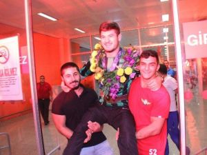 Dünya Şampiyonu Omuzlarda Karşılandı