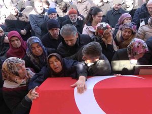 Deprem Bir Aileyi Hayattan Kopardı: Annenin Feryadı Yürekleri Dağladı