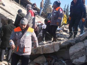 Melikgazi Belediyesi Ekipleri Enkazdan 15 Can Kurtardı