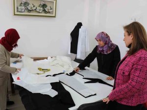 Safranbolulu Kadınlar Depremzedeler İçin Kıyafet Dikiyor