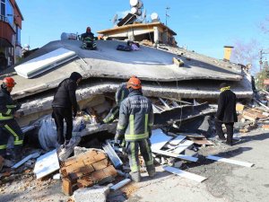 Antalya İ̇tfaiyesi 57 Saat Sonra Bir Vatandaşı Enkazdan Sağ Çıkardı