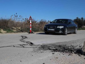 Depremde Yolda Yarıklar Oluştu