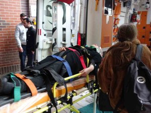 Depremi Yara Almadan Atlattılar, Kazada Yaralandılar