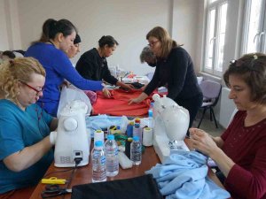 Edirneli Kadınlar, Depremzedeleri Sıcak Tutacak Kıyafetler Dikiyor