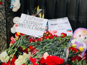 Rus Halkı, Türk Büyükelçiliğine Karanfil Bıraktı