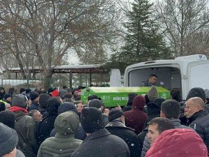 Depremde Hayatını Kaybeden Anne Ve 3 Çocuğuna Son Görev