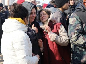 Enkazda İki Kardeş Ve Babalarının Yaşam Umudu: Üç Kez Duvara Vurdular