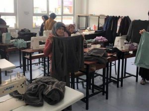 Depremzedeler İçin Kıyafet Dikiyorlar