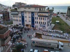 Kuşadası Depremzedeler İ̇çin Seferber Oldu