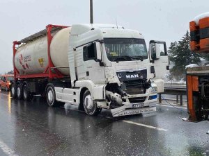 Yola Dökülen Yağ Kazaya Sebep Oldu, Tanker Kamyona Çarptı: 1 Yaralı