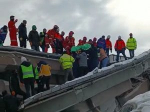 Van Büyükşehir Belediyesi Ekipleri 59 Saat Sonra Enkazdan Bir Yaralı Daha Kurtardı