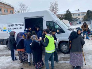 Van Büyükşehir Belediyesi Deprem Bölgesi İçin Personel Ve Malzeme Desteğini Sürdürüyor