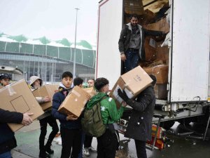 Bursasporlu Futbolcular Depremzedelere Yardım Topladı