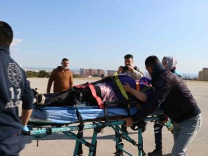 Enkazdan Çıkarılan 8 Aylık Hamile Kadın Helikopterle Mersin’e Getirildi