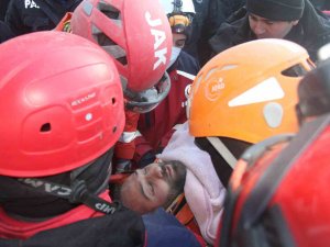 Aynı Aileden 3 Kişi 61 Saat Sonra Enkazdan Sağ Çıkartıldı