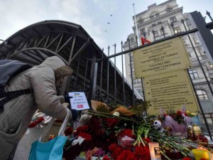 Kiev Halkı, Türk Büyükelçiliğine Karanfil Bıraktı