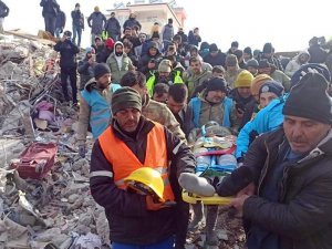 Tosya Belediyesi Arama Kurtarma Ekibi Enkaz Altından Bir Depremzedeyi Kurtardı