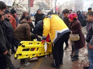 Yakınının Enkazdan Çıkarılan Cenazesini Görünce Bayıldı