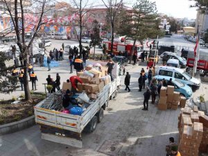 Deprem Bölgesine 5 Tır Yardım Malzemesi İle 10 Kişilik Aşevi Gönderildi