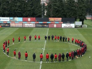 Galatasaray’dan Depremde Hayatını Kaybedenler İçin Saygı Duruşu