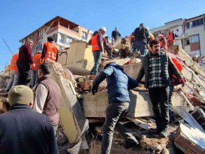 Hatay’da Çalışmalar Hızlandı, Vatandaşlar Enkazdan Kurtarılıyor