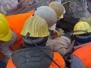 Adıyaman’da 62 Saat Sonra 2 Kardeş Enkazdan Sağ Çıkarıldı
