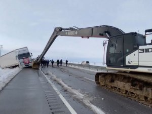 Kaza Yapan Ayni Yardım Tırı Kurtarıldı