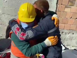 58 Saat Sonra Enkazdan Sağ Kurtardılar, Gözyaşlarına Boğuldular