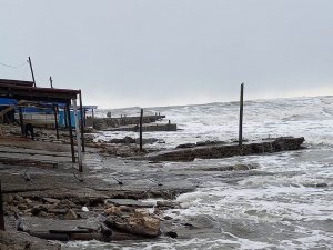 Türkeli’de Şiddetli Fırtına: 1 Kayık Battı