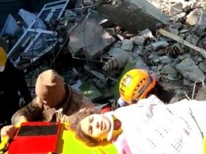 5 Kişilik Aileden 4’ü 60 Saat Sonra Sağ Olarak Kurtarıldı