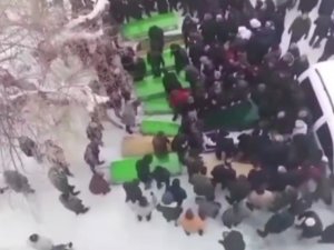 Depremde Hayatını Kaybeden 10 Kişilik Vanlı Aile Defnedildi