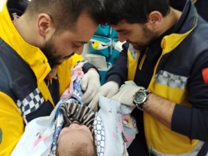 Enkazdan 62’nci Saatte Çıkarılan 6 Aylık Bebek Tedavi Altına Alındı