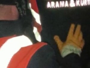 Depremden 50 Saat Sonra Anne İle Oğlu Enkazdan Sağ Kurtarıldı