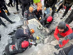 Depremin 62. Saatinde Enkazdan Sağ Olarak Çıkartıldı
