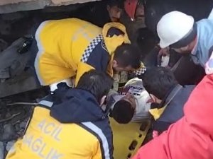 62 Saatin Ardından Alkışlarla Enkazdan Çıkarılan 18 Yaşındaki Genç Tedavi Altına Alındı