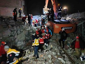 Adıyaman’da 1 Kişi Enkazdan 65 Saat Sonra Kurtarıldı