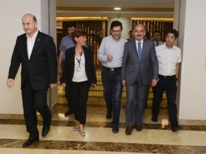Sağlık Bakanı Müezzinoğlu’ndan Başkan Burkay’a Geçmiş Olsun Ziyareti