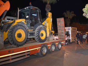 Salihli Belediyesi Deprem Bölgesine İş Makinesi Ve Personel Gönderdi
