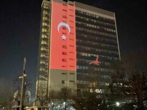 Kosova Başbakanlık Binasına Türk Bayrağı Silueti Yansıtıldı