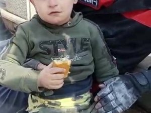 5 Yaşındaki Muhammed Enkazdan Çıkarıldı, Şaşkın Bakışları Kameraya Yansıdı