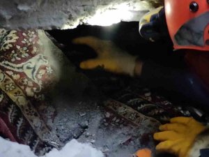 Enkazın Altından Afad Ekiplerine Yemek Sözü