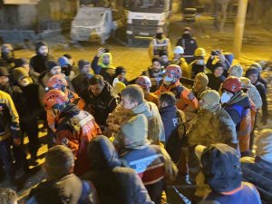 Diyarbakır’da 72 Saat Sonra Bir Kadın Canlı Olarak Enkaz Altından Çıkartıldı