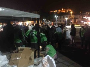 Deprem Bölgelerine Gece De Yardımlar Devam Etti
